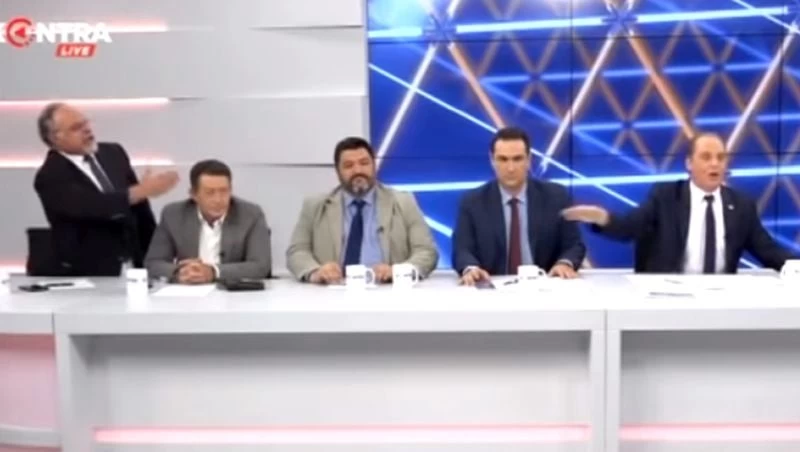 Αγριος καυγάς μεταξύ Βελόπουλου και δημοσιογράφου: «Είσαι καραγκιόζης και καραγκιοζοπαίχτης»-«Πάρτον από δω γιατί θα τον πάρω σηκωτό τον καημενούλη του χιλιάρικου» (βίντεο)